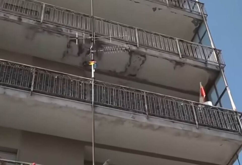 Žena bacila decu sa terase u Italiji (1).jpg