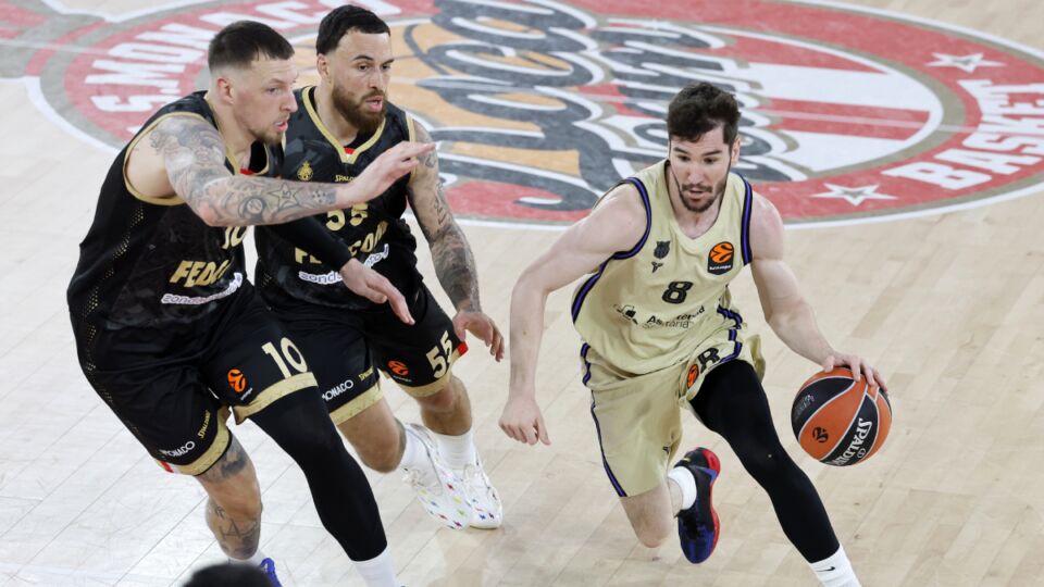 Majk Džejms igra odbranu u duelu protiv Barselone