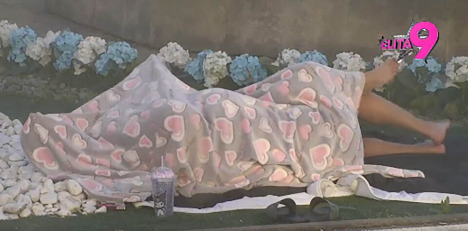 Maja i Asmin na travi (3).jpg