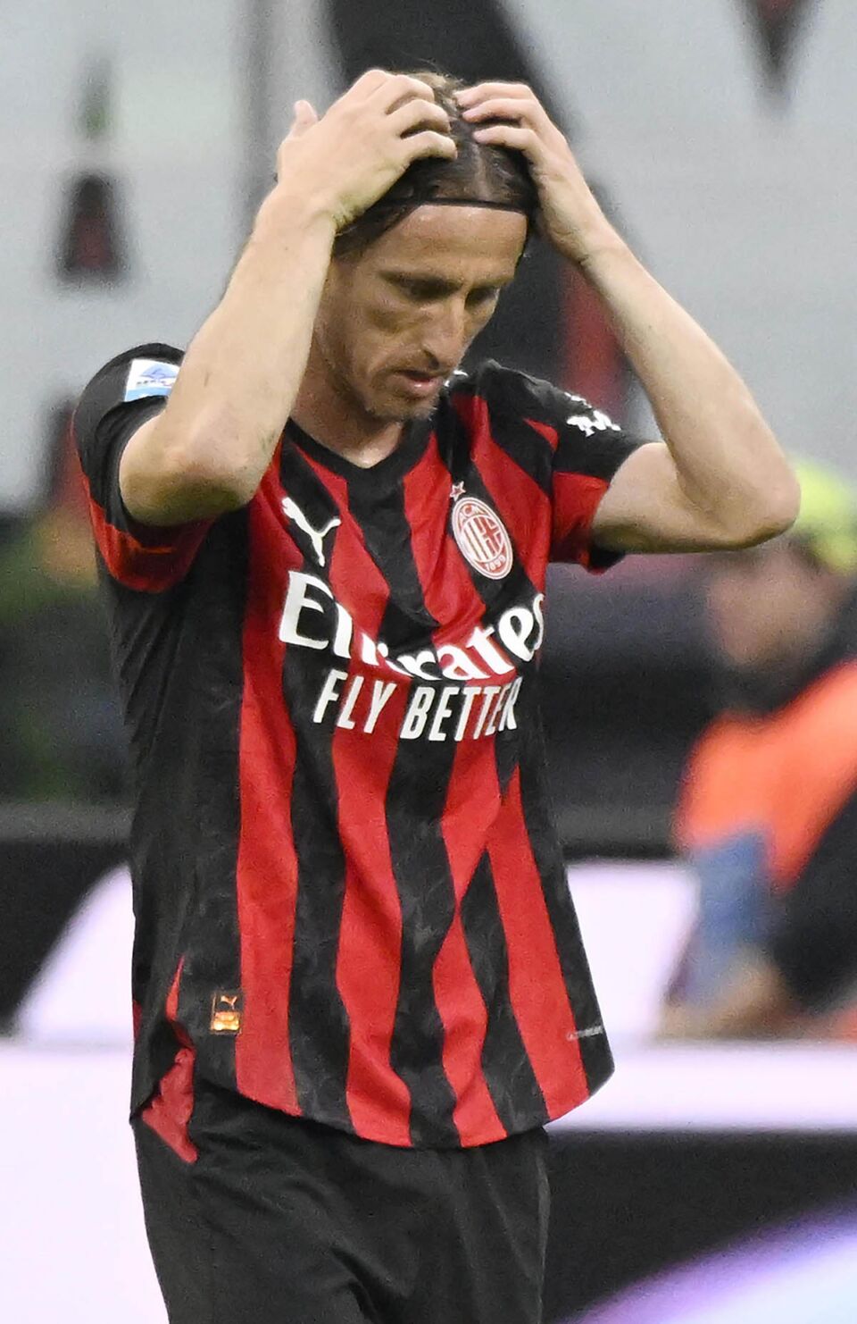 Luka Modric namešta frizuru u Milanu
