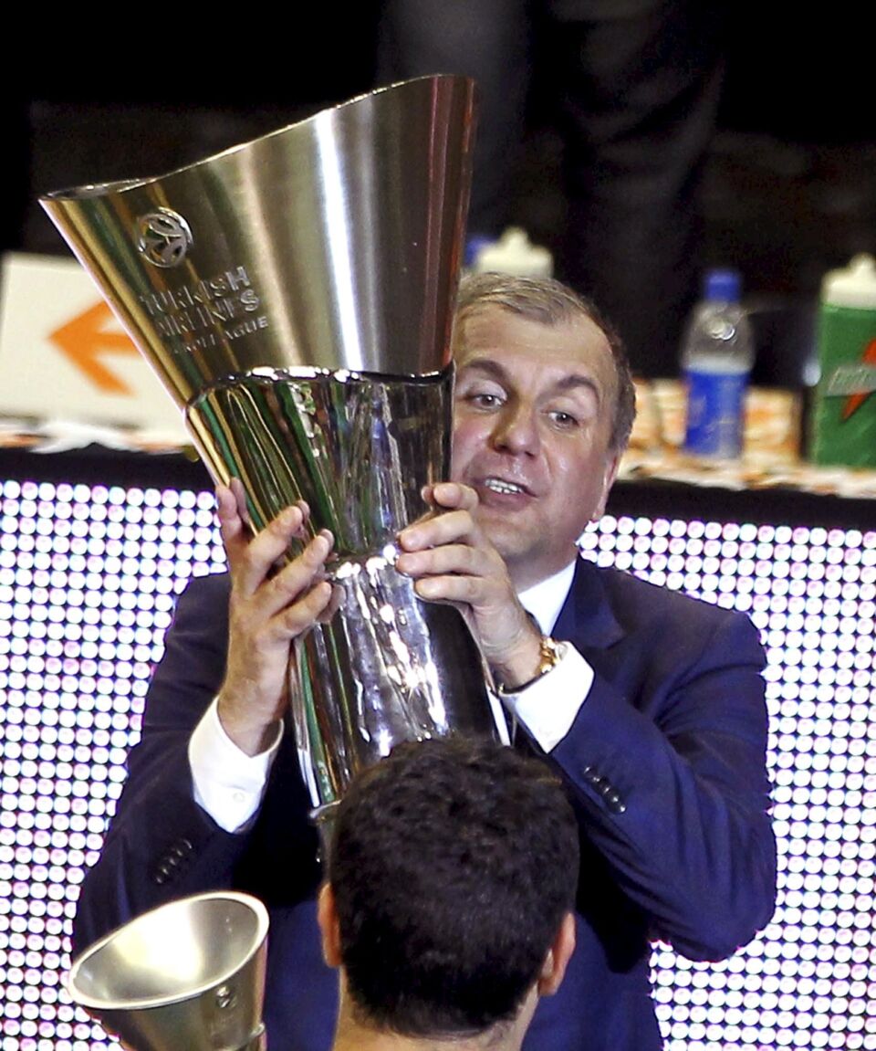 Željko Obradović podiže trofej šampiona Evrolige 2011 sa Panatinaikosom