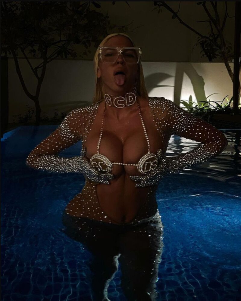 Jelena Karleuša bazen.jpg