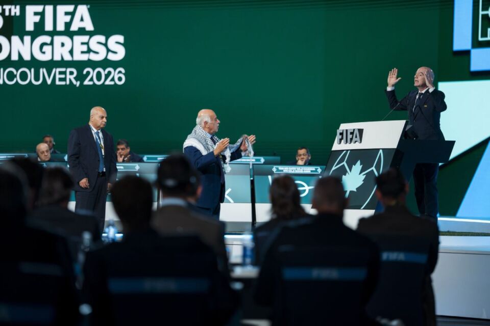 Predsednik FIFA Đani Infantino miri predstavnike Palestine i Izraela