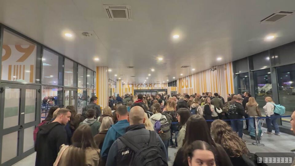 Srbi zarobljeni na aerodromu 6.jpg