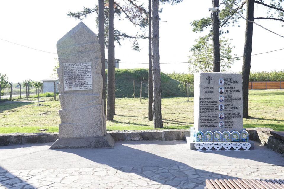 Споменик у Малом Орашју (2).jpg