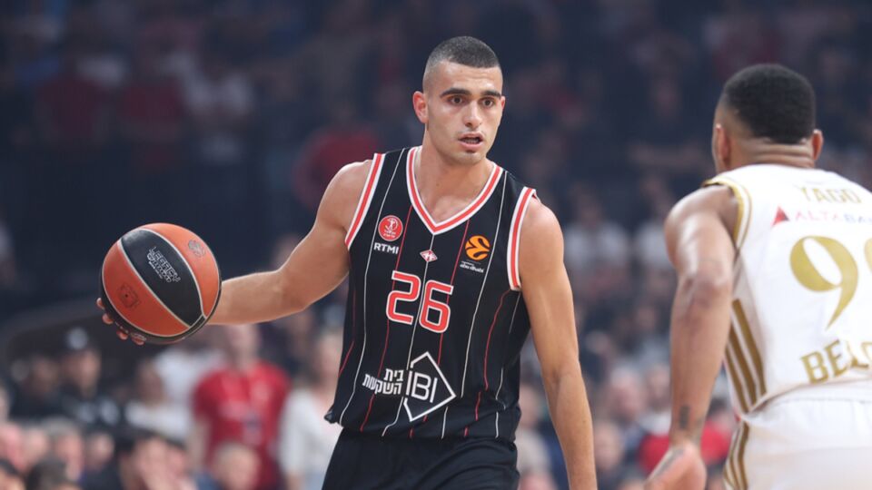 Jam Madar na meču protiv Crvene zvezde dok ga čuva Jago dos Santos