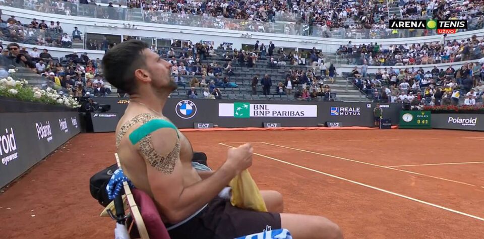 Novak Ðoković povreda ramena1.jpg