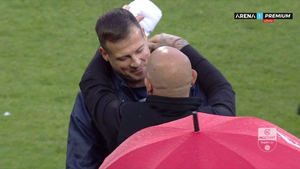 Nenad Lalatović i Dejan Stanković se grle (2).jpg