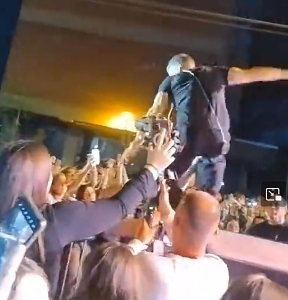 Saša Kovačević pao sa bine tokom nastupa (1).jpg