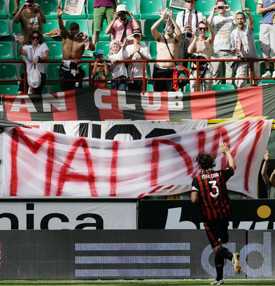 Paolo Maldini trči počasni krug i pozdravlja navijače