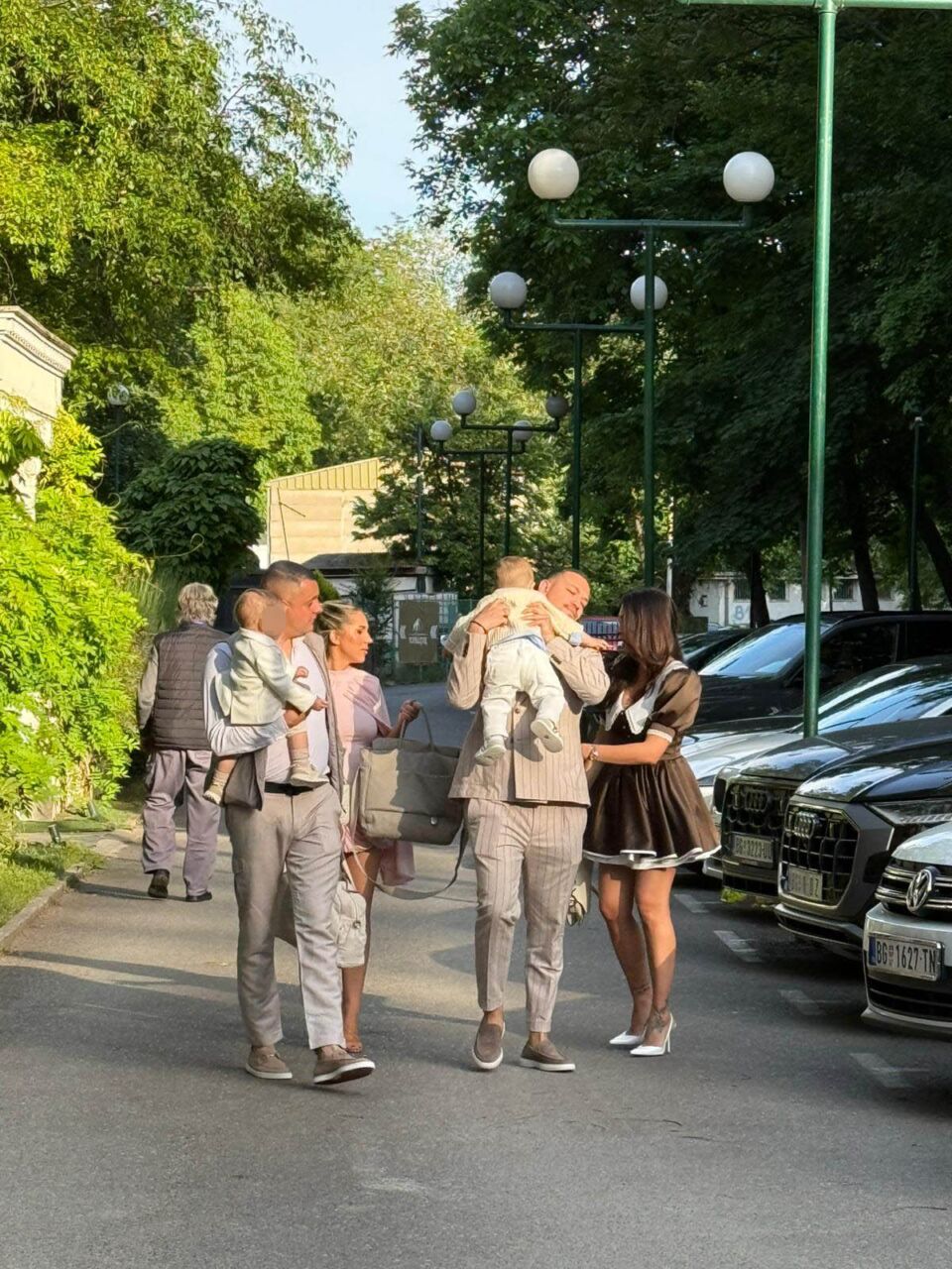 Uros Zivkovic sa zenom i sinom stigao kod Ljube Perucice na krstenje i rodjendan (2).jpg
