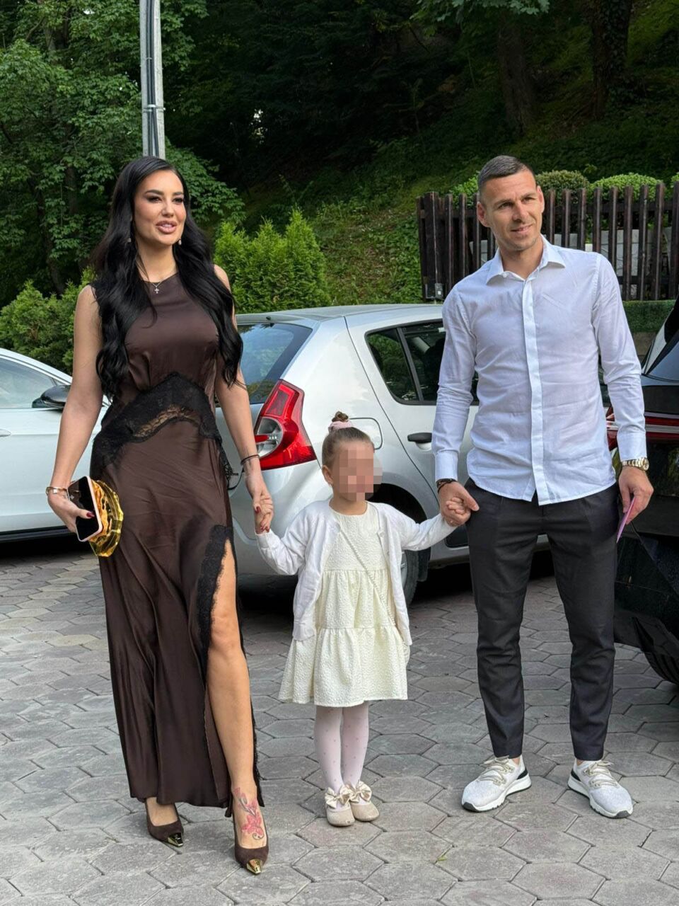 Katarina Grujic sa Gobeljom i cerkicom stigla kod Perucice na slavlje (1).jpg