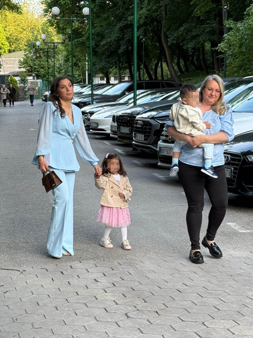 Nadica Ademov sa kovertom kod Ljube na slavlju (1).jpg
