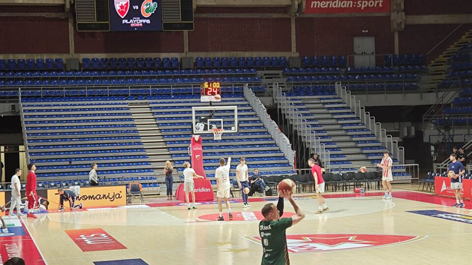 Zagrevanje igrača pred meč Crvena zvezda - Cedevita Olimpija 3.jpg