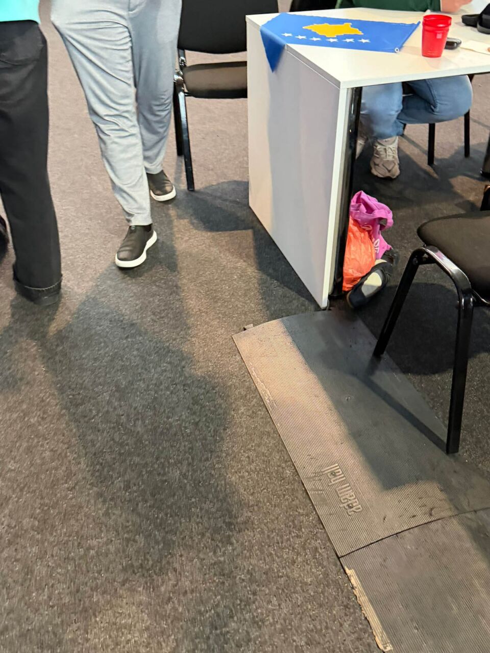 Novinari Albanije poneli zastavu Kosova 2.jpg