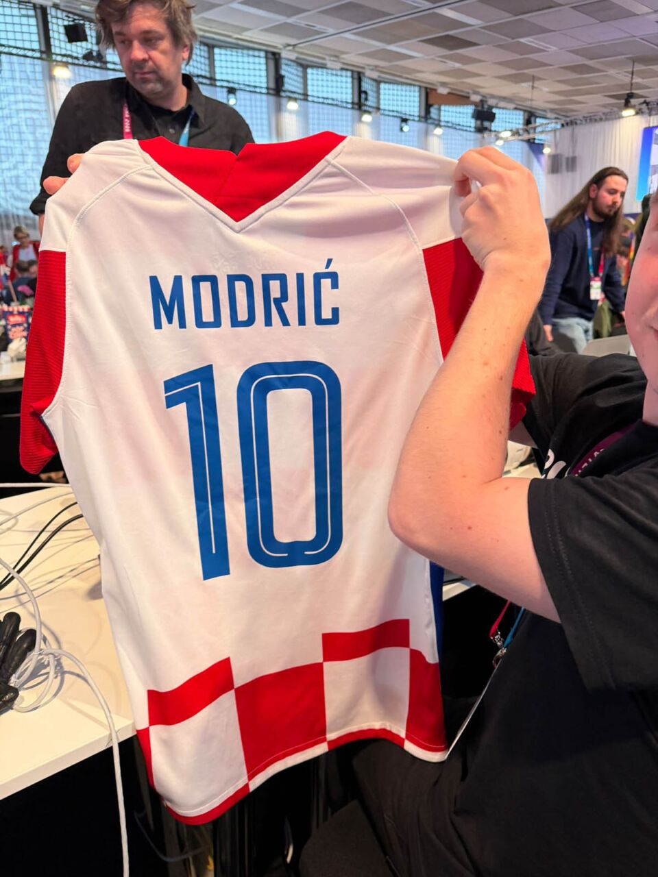 Luka Modrić poslao devojkama dres kao taliju za pobedu na Evroviziji (1).jpg