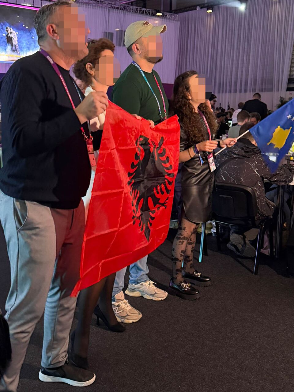 Skandal! Albanski novinari mašu zastavom Albanije i tzv samoprozvane drzave Kosovo (1).jpg