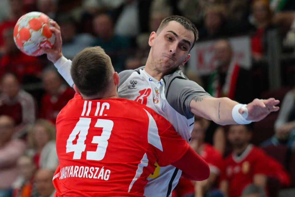 Uroš Borzaš u prodoru kraj Zorana Ilića na utakmici Srbija Mađarska