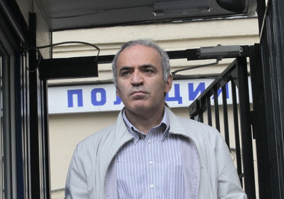 Gari Kasparov napušta stanicu policije u Rusiji