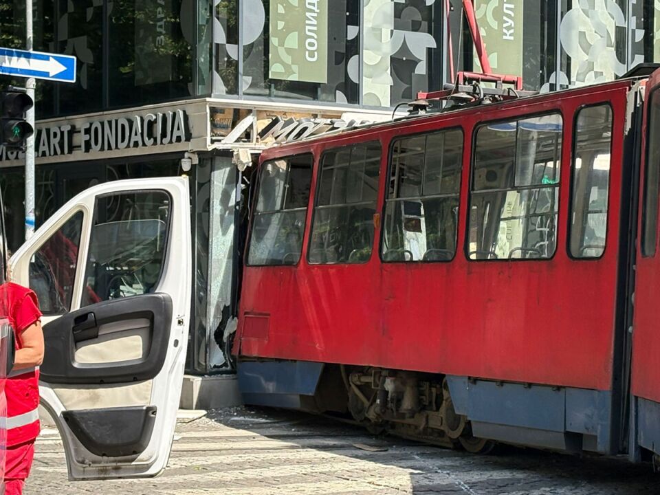 Tramvaj ispao iz šina ulica Cara Dušana  (1).jpg
