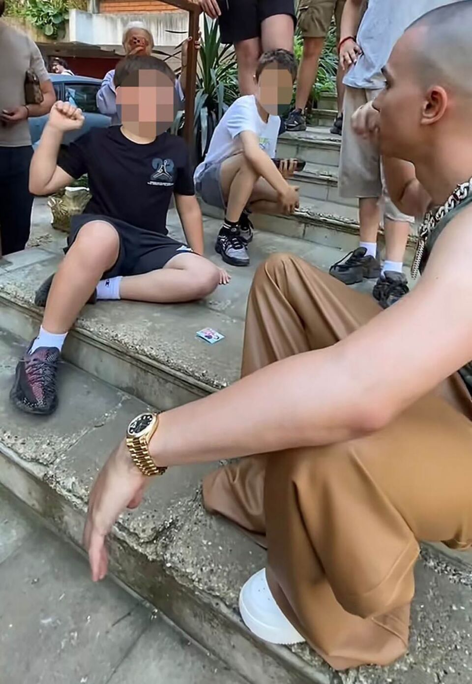 Vojaž tapka sličice ispred zgrade (1).jpg