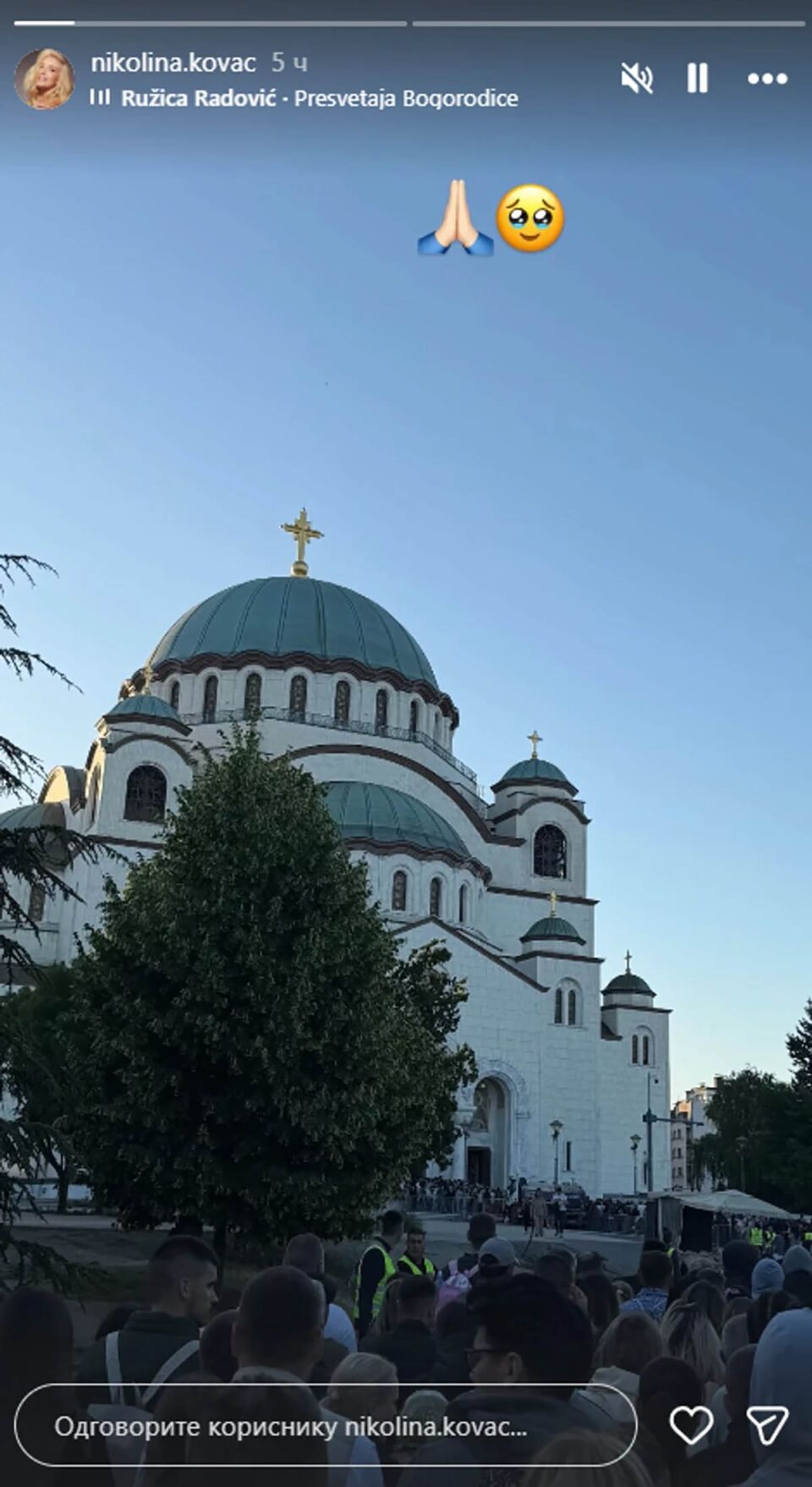 Nikolina Kovač čeka u redu da vidi pojas Presvete Bogorodice.jpg