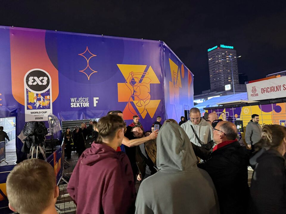 Srpski basketaši se fotografišu sa navijačima u Varšavi (2).jpg