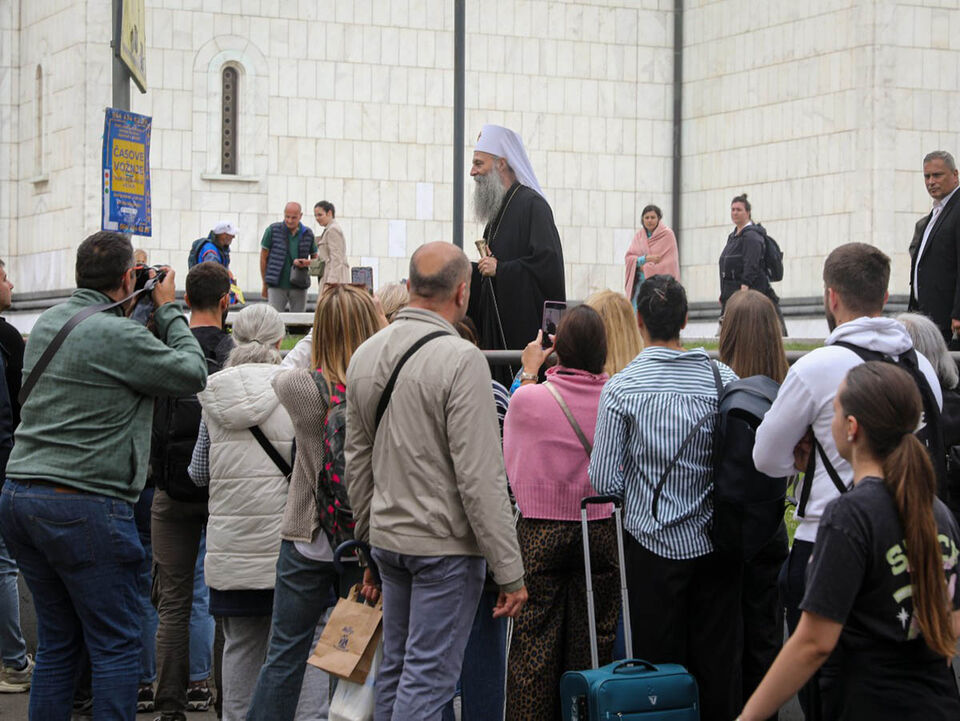 Patrijarh Porfirije izasao da pozdravi narod koji ceka ispred Hrama (1).jpg