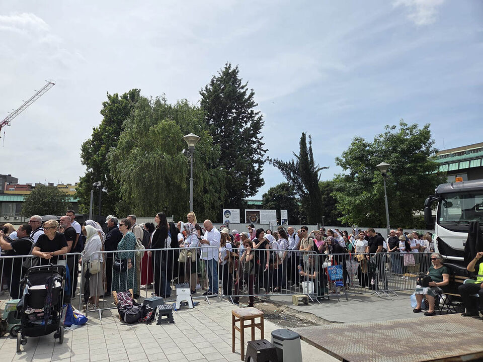 Kilometarske kolone ispred Hrama Svetog Save (1).jpg
