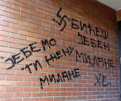 Sramne poruke na zgradi Milana Gurovića