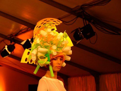 WFS: Reži Lene i šeširi od čaša za jogurt