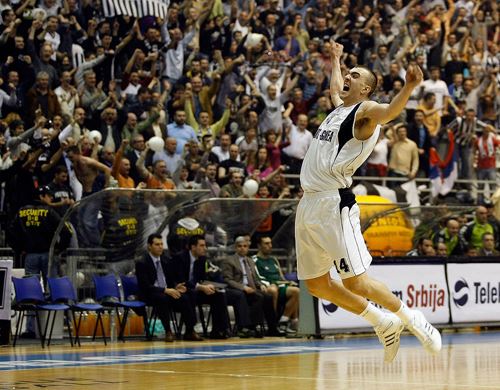 Kralj je PAO, živeo KRALJ!