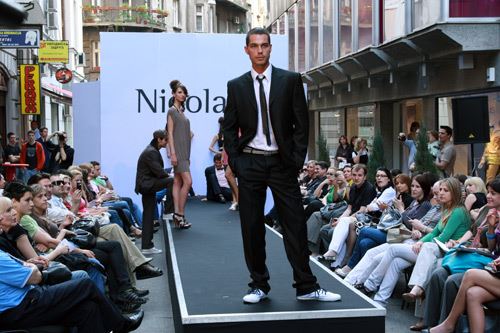 Nicola’s i Ejmi Vajnhaus za matursko veče