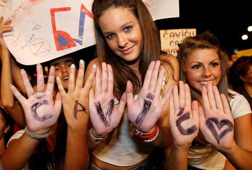 Zagrljaj Beogradjana i Milorada Čavića