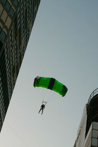 Padobranom sa Beograđanke