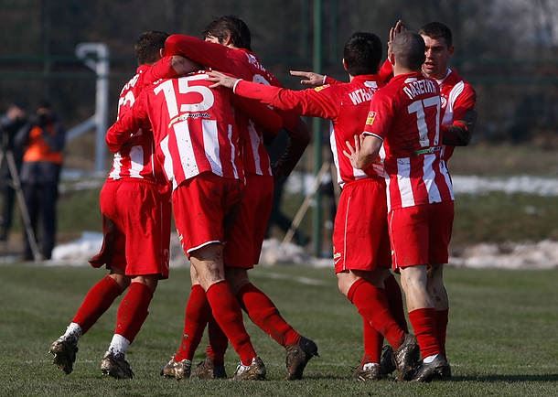 Zvezda grabi ka tituli