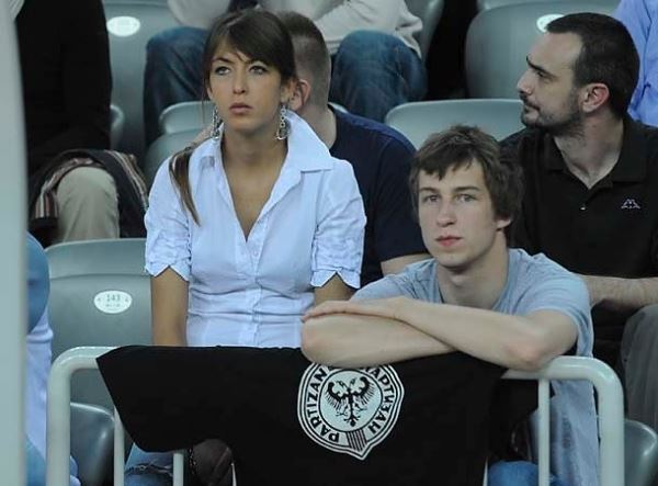 Grobari branili majicu i devojku u Areni