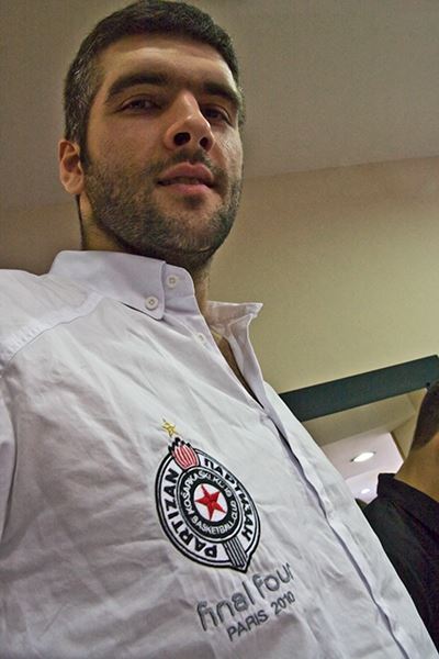 Crno-beli manekeni i humanitarci