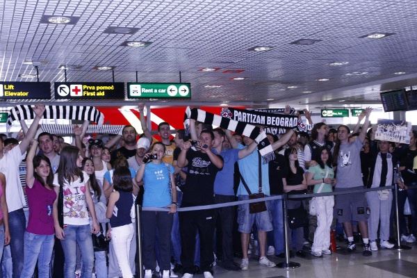 Crno-bela žurka na aerodromu