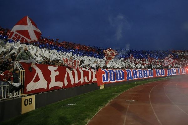 Tuče, baklje, pesma, tuga i radost...