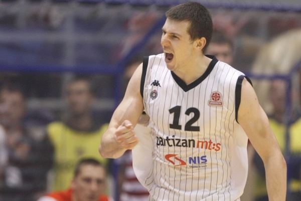 Crno-beli korak bliže tituli