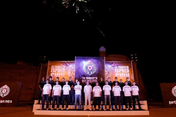 Baklje obasjale crno-belo veče