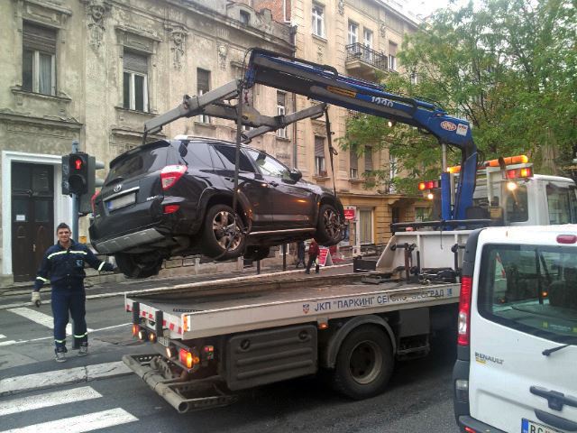 Leti, leti džipu moj crni