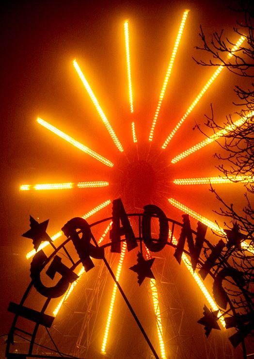 Usamljeni zabavni park pod maglom