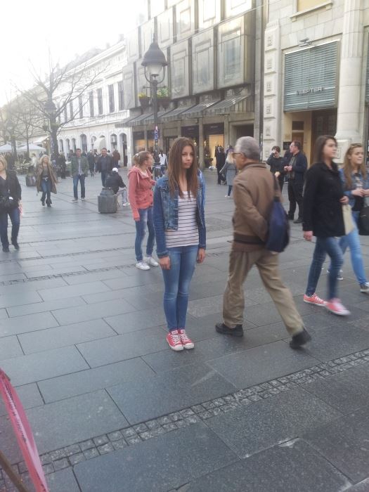 Misteriozna devojka stoji u centru Beograda