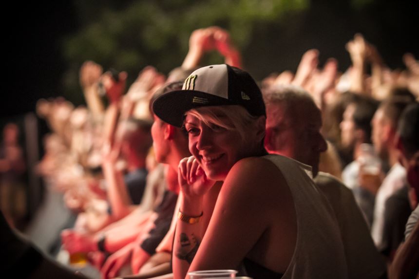 Queens of the stone age pevač šutnuo ženu