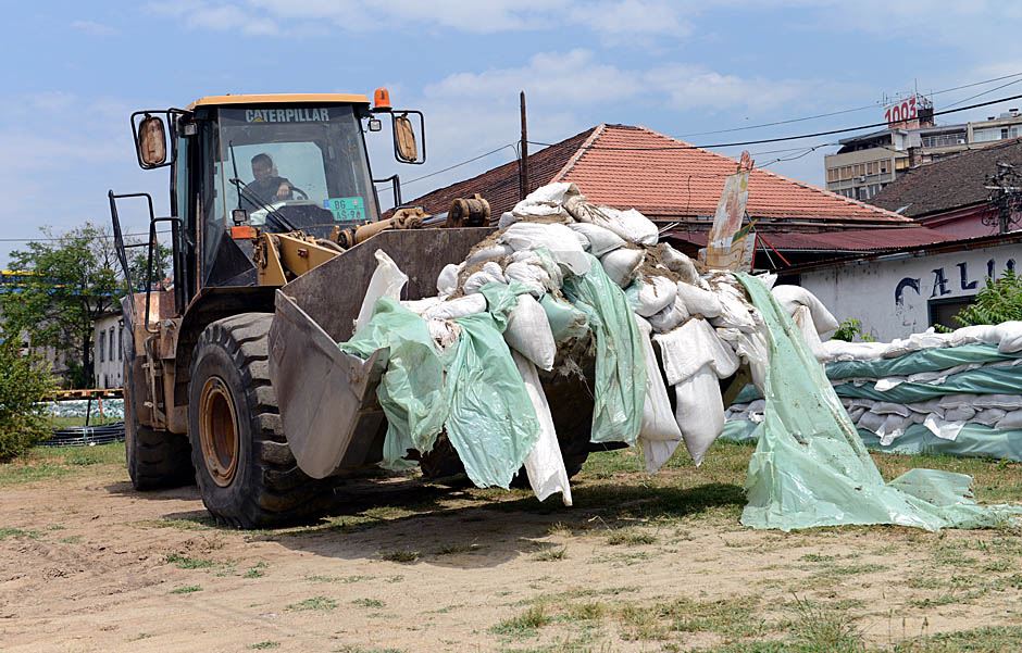Uklanjanje džakova sa beogradskog šetališta.