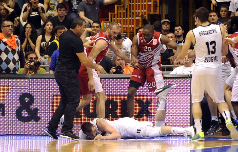 Sramotna tuča u derbiju između košarkaša Partizana i Crvene Zvezde