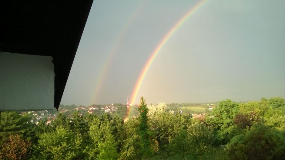 Pojavi se dugaaa... ne, čekaj, dve duge!