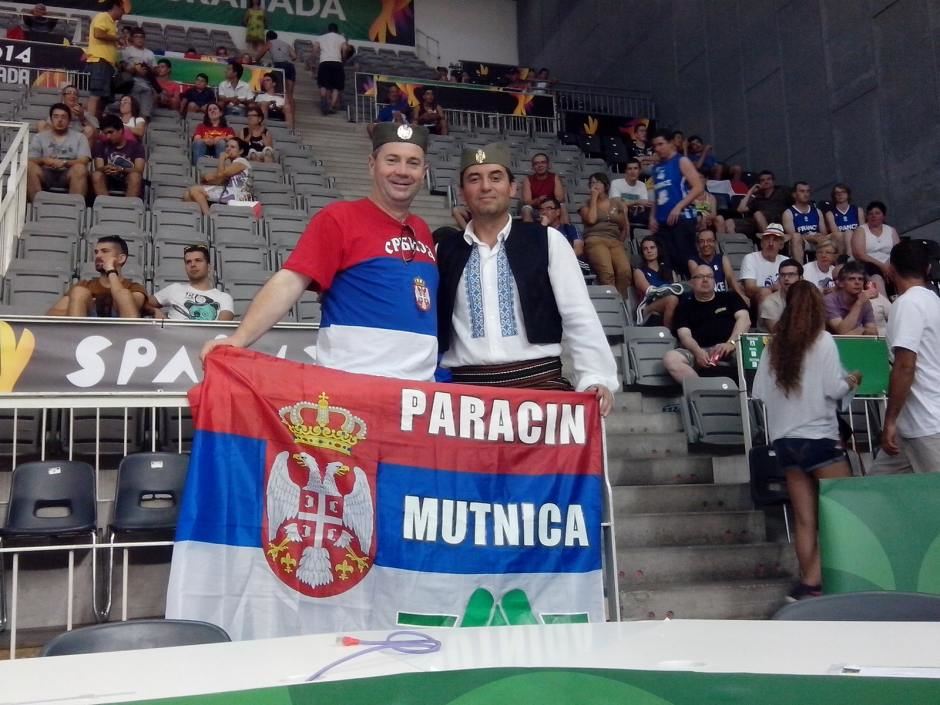 Granada: Navijači Srbije u grupicama